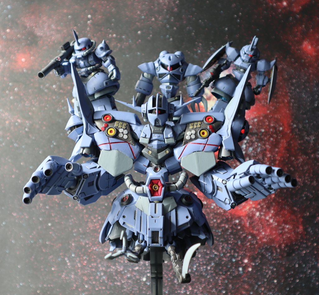 真正面から。右からにギャン頭、左肩にズゴック頭。