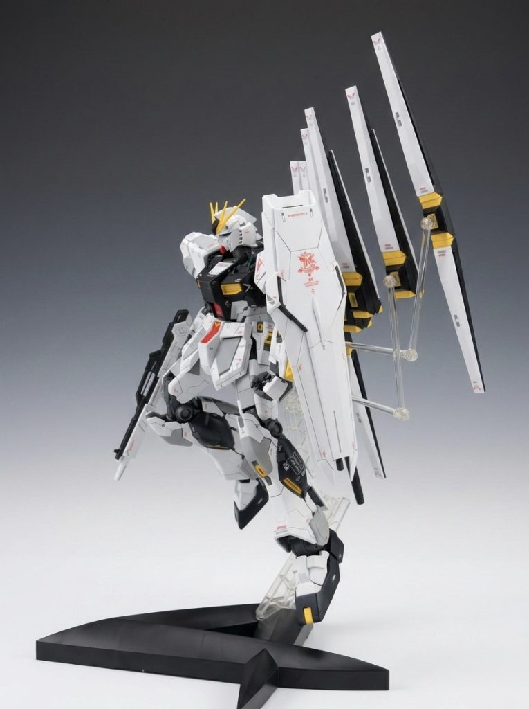 付属の専用台座に以前νガンダムの作例を見た時に、ファンネルを3台ベースに繋いで射出されている様な感じにしてるのが良いなってなって真似しました。飾るときはこのスタイルで決定。