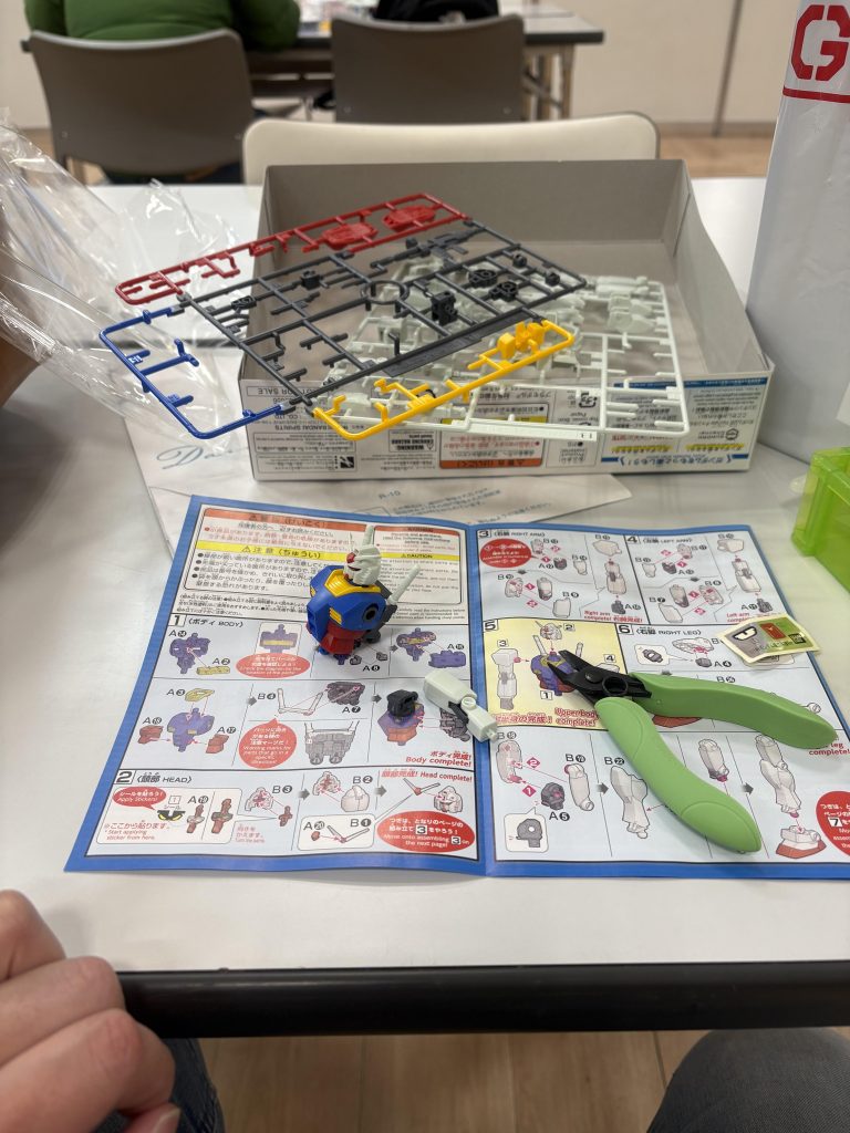 その場で組み立てないと持ち帰れないゼ…平日午前中で無関係なおっさん数名(自分含む)が一緒に作ってましたww可動範囲はあまり無く、超初心者でも簡単にガンプラ制作を楽しめるキットになってました！