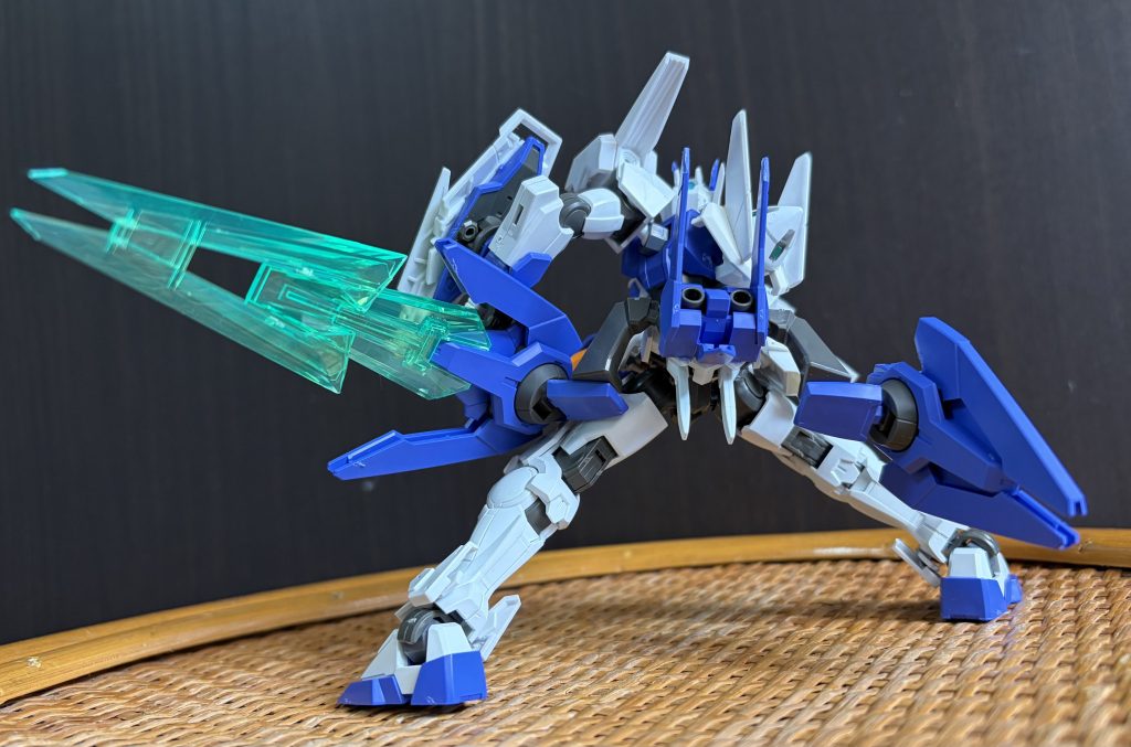 GNカリバーン抜刀！背中の装備を腰につけたので、鞘から刀を抜くかのようなポージングで武器を構えることができます(2枚目は製作中の時)