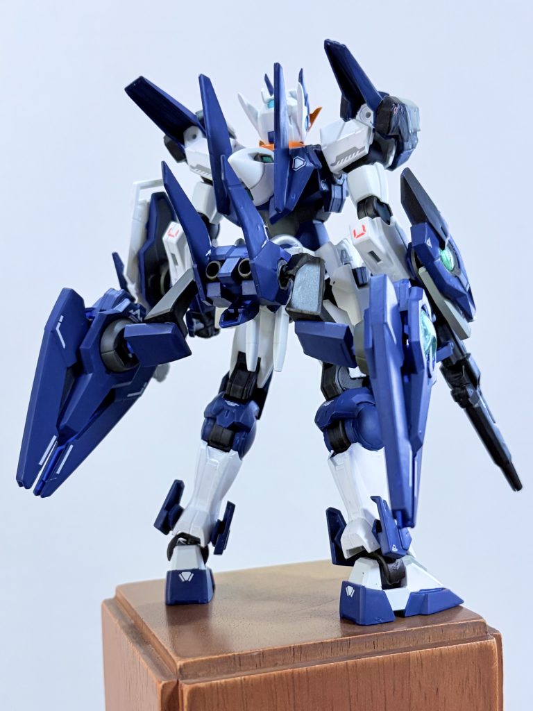 正面と背面。武器はビームライフル、サーベル、シールド、腰につけてあるGNカリバーン×2と非常にシンプル