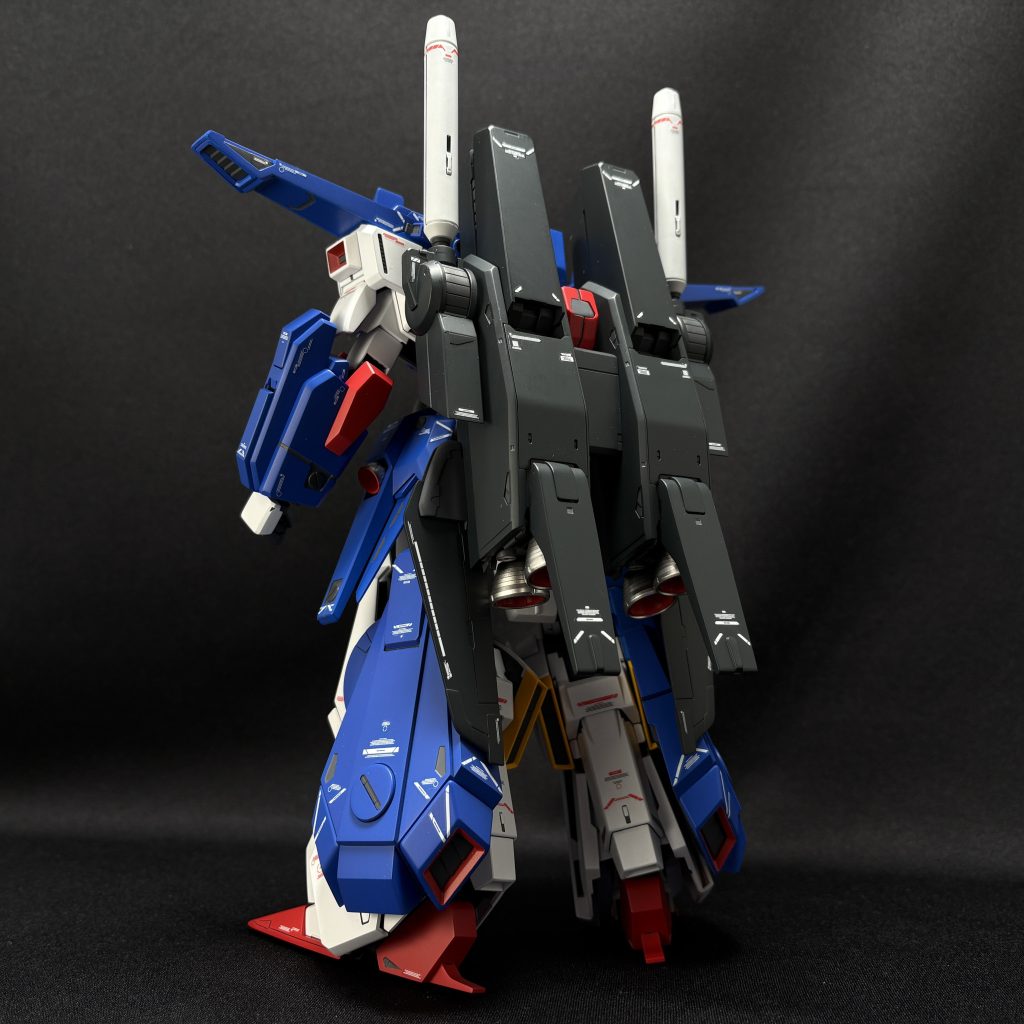 ガンダムはもともと赤・青・黄色のトリコロールカラーでコントラストがついたデザインになっています。&nbsp;そのため、塗料をある程度それっぽく選ぶだけでも、それなりにカッコいいガンプラができるのも事実です。&nbsp;ですが、「少し工夫するだけで」今より一歩、いやそれ以上にカッコいい塗装にすることができます。