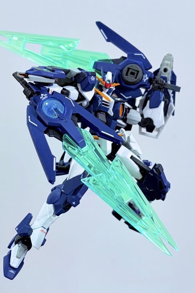 最後に決めポーズ！以上、ダブルオーノーヴァでした。これまで作ったオリジナル改造機で1番主人公ぽい見た目になり、いい感じに仕上がったのでよかったと思います！ちなみにノーヴァはラテン語で新星とかの意味