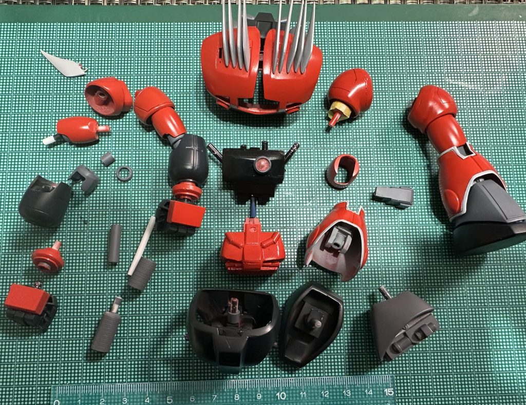 各部のパーツはこんな感じになってます。間接やらフレーム:プラ板、ポリキャップ、ボールジョイントで作成してます。モノアイ:ネオジウム磁石を裏面に貼付けモノアイの受け:厚さ1mmくらいのマグネットシートを貼ってから0.5mmプラ板で覆ってます。頭のブーメラン:接着はしたくなかったので0.5mmの真鍮線をつけてグラ付きを抑えてます。&nbsp;