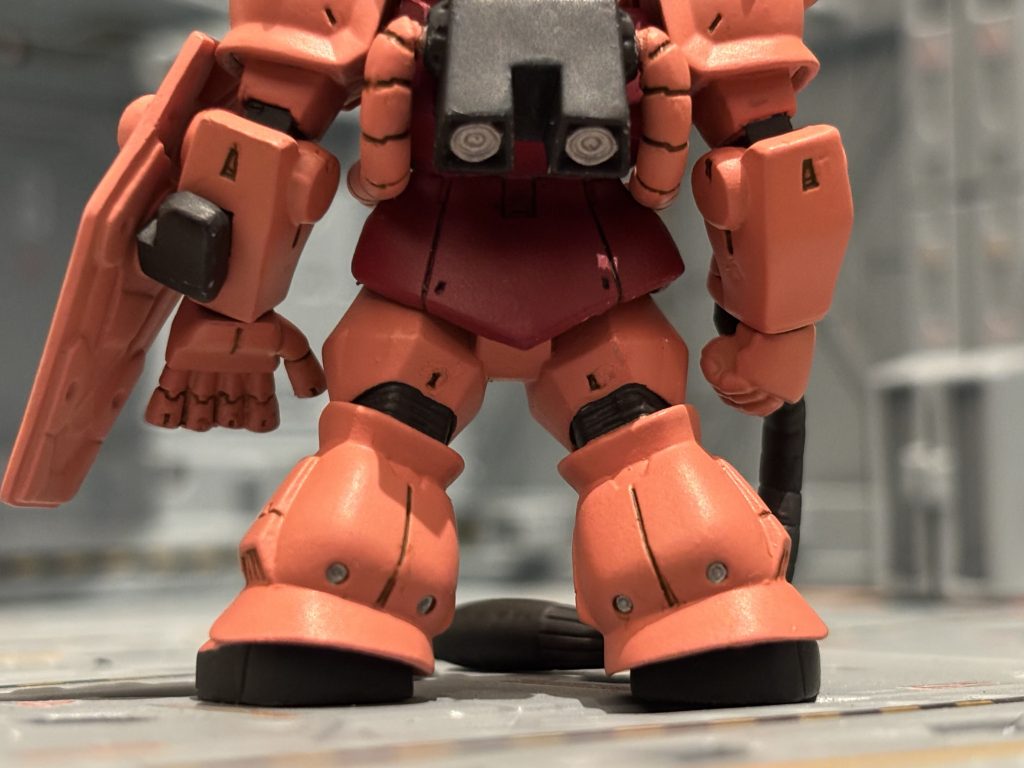 コンバージは、特に小さいし、細かいから、老眼始まってるガンダムおじ3には、辛いわ〜…こんな小さいスラスターの塗り分けは難儀な話です…