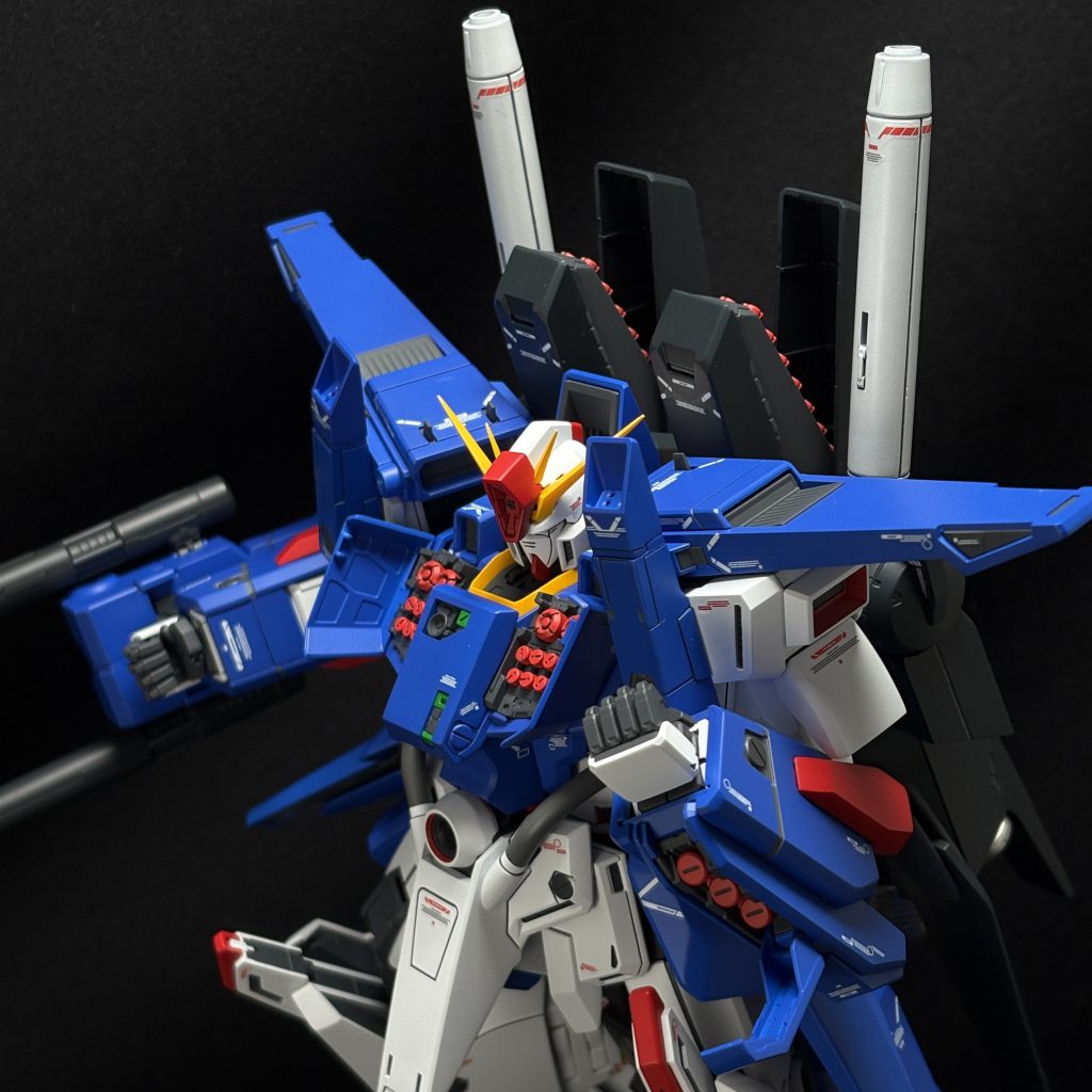 そして、その方法とは、白の持つ特性を活かすことです。白は無彩色なので、隣に置く色によって見え方が大きく変わります。&nbsp;白の隣に白に近い明るい色を置くと、色同士がなじんでしまい、一体化して見えてしまいます。&nbsp;逆に、白の隣に鮮やかな色を置くと、彩度の差によって白はより際立って見えるようになります。ただし注意点があります。いくら鮮やかな色でも、白と同じくらい明るい色を使うと全体がまとまって見えてしまい、白の存在感は弱くなってしまいます。