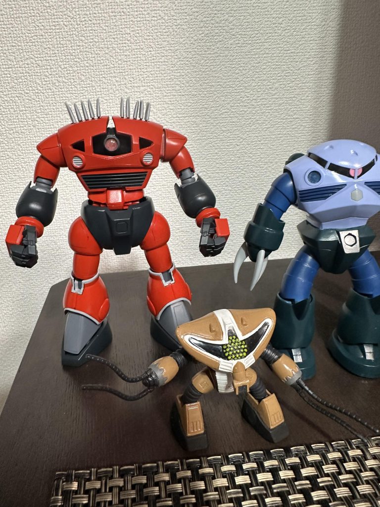 関節を仕込んでいるので同スケールのズゴックよりも背が高めになってます。