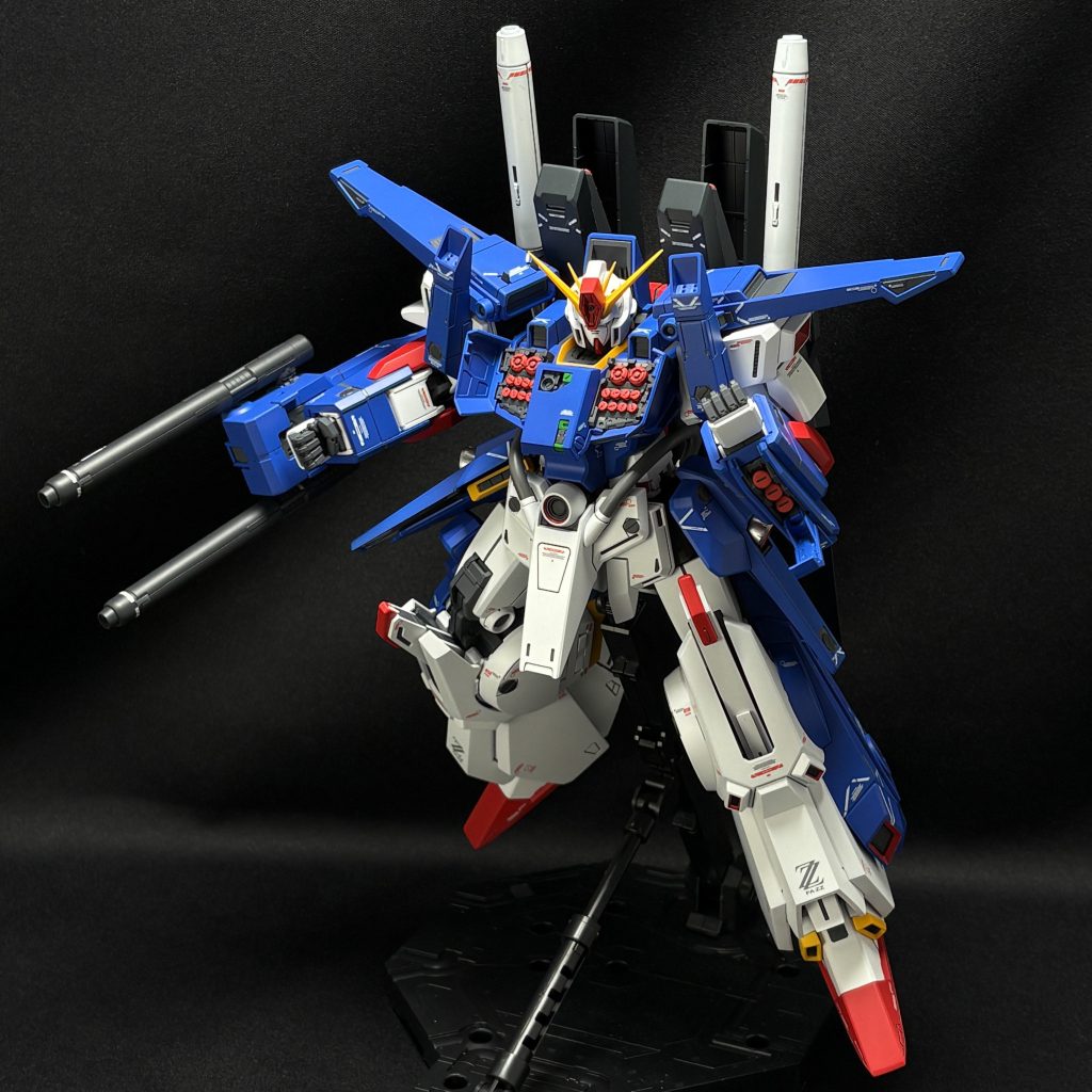 私自身も、もともとはモデラーの方が紹介している塗料を、あまり深く考えず使っていました。&nbsp;ですが、デザインや色彩の考え方を勉強していく中であることに気づきました。少し工夫するだけで、ガンプラはもっとカッコよくできる。