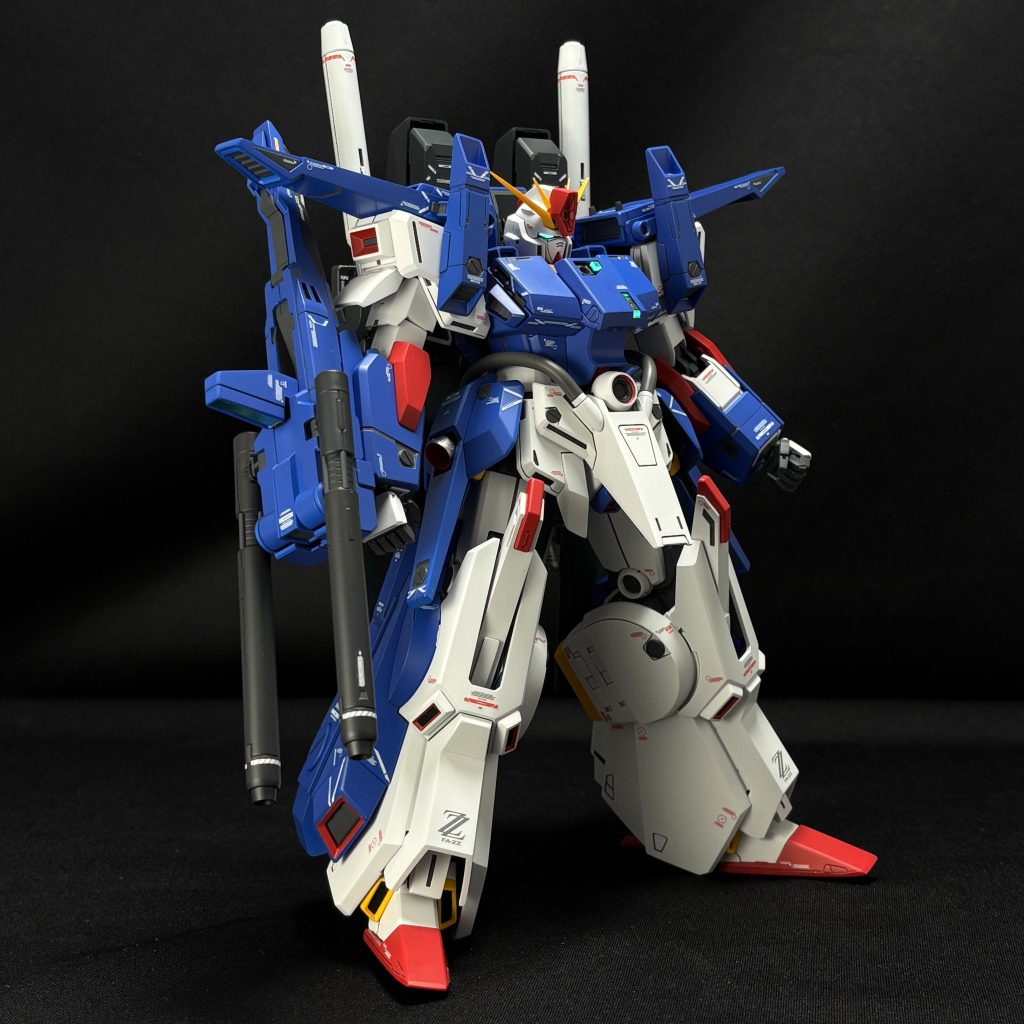 今回は白をハイライトとして使い、ガンプラが一気にカッコよく見える秘密を紹介します。実はこの「白の使い方」で、完成度は大きく変わります。