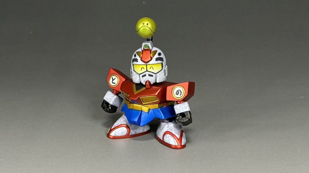 鎧を脱ぐと殿様ガンダムに。鎧はネオジウム磁石による脱着式としています。