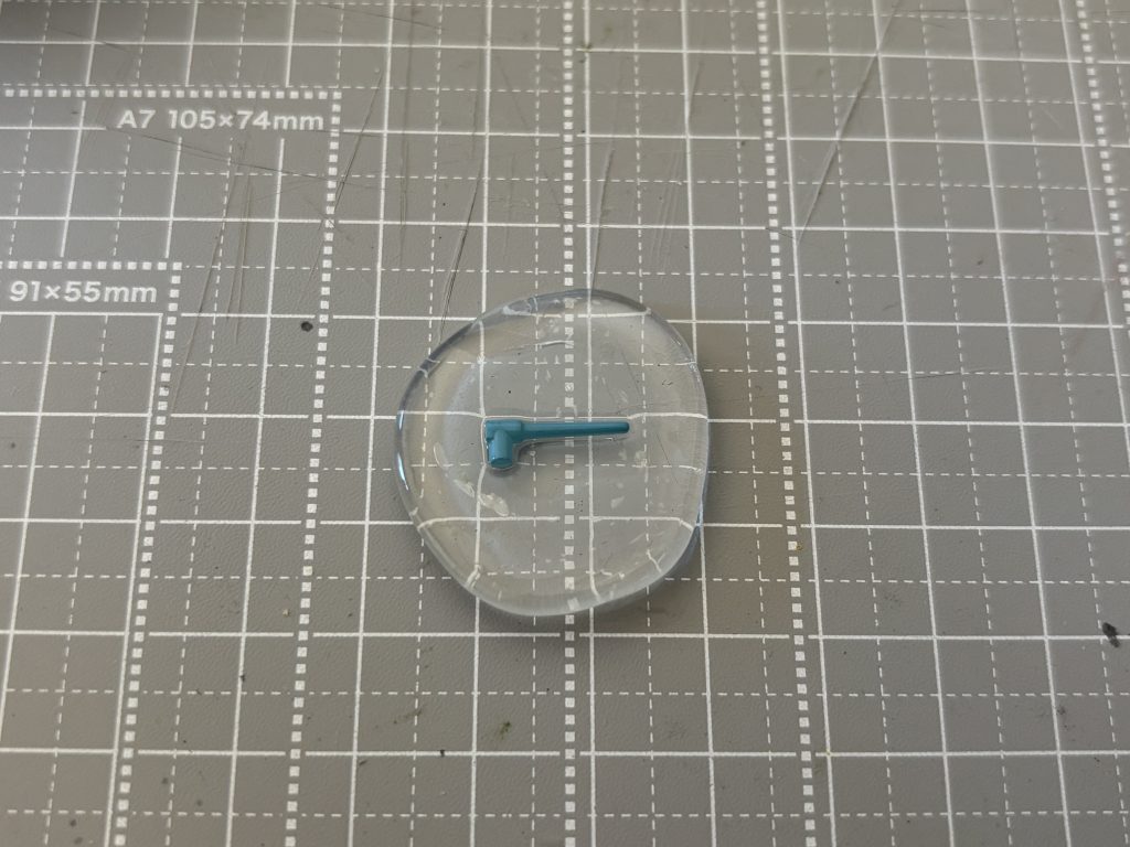 プラッチック粘土（コレも100均売っとる）に、ジムスナカスタムのアンテナを型取り。