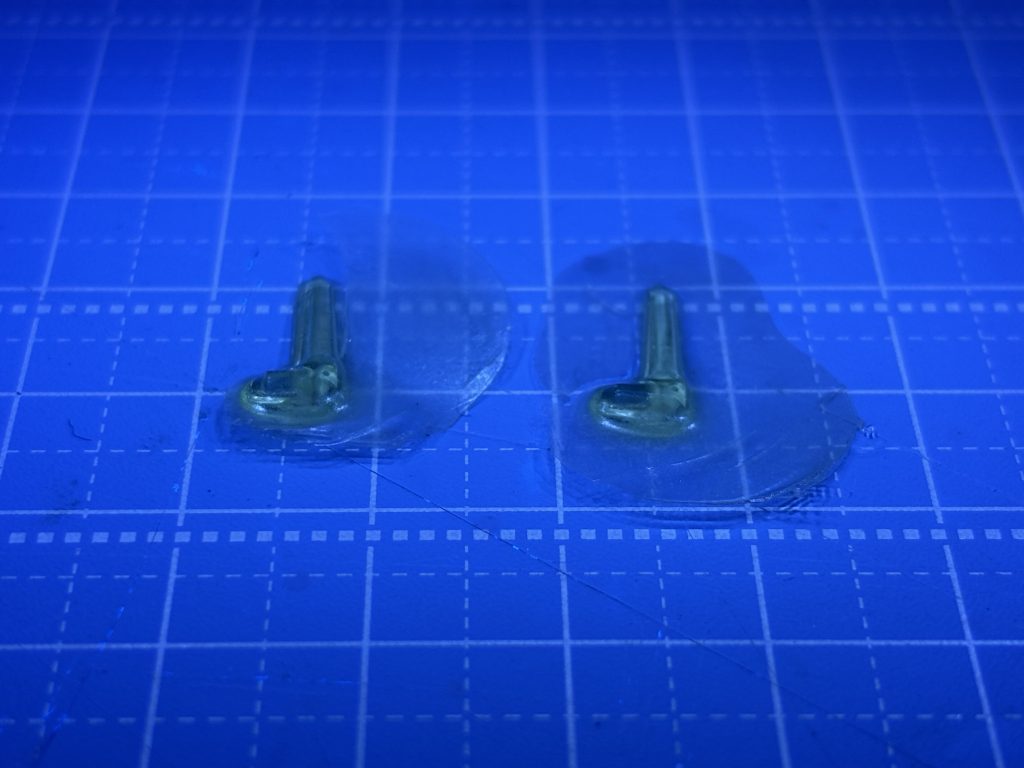 型枠にレジンを流し込んで、「ソーラレイ照射！！」ガンプラでレジンパーツ自作するのにブラックライト当てる時、絶対みんな言うでしょ？言わんと気が済まんでしょ？「ソーラレイ照射！」って笑本来は、型枠にはめた状態でブラックライト照射。画像は、型枠から抜いた後に、念のための「おかわり照射」）これくらいなら60秒ほどで固まります。