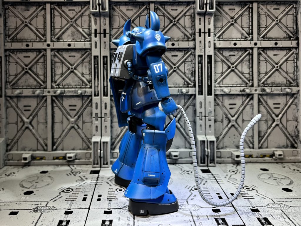 頭部、脚部にスジボリ追加。腰部、脚部に丸モールド(穴)追加。