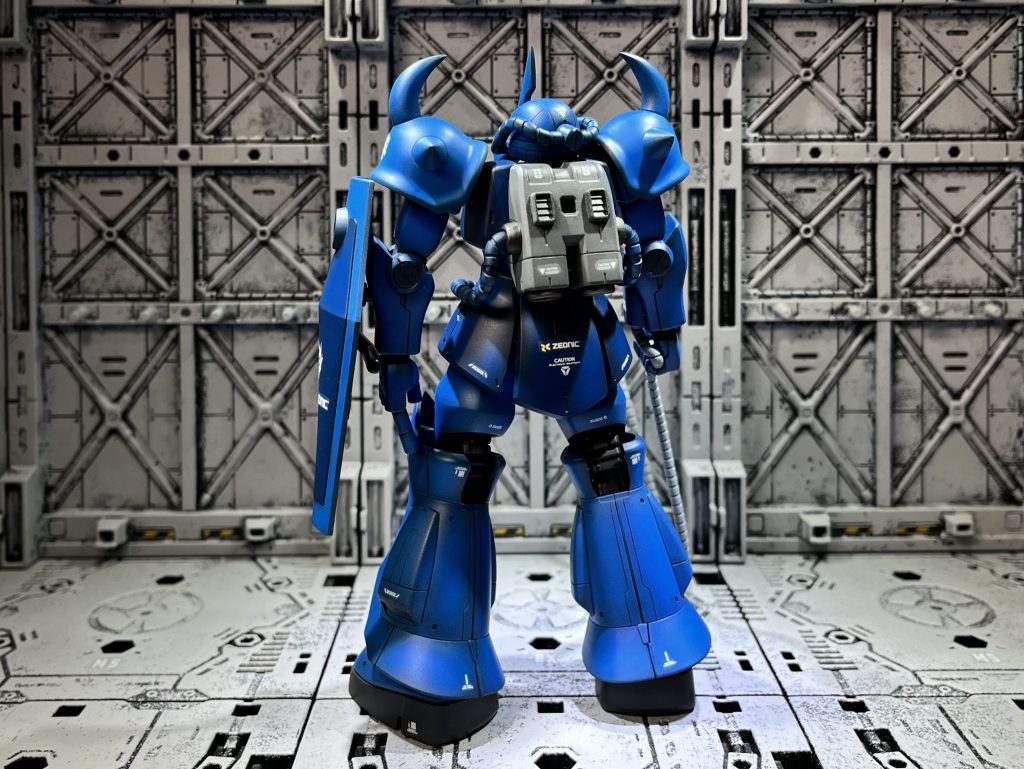 バックパックにダクトパーツ追加。画像はないですが左手マシンガンの砲門に丸モールドパーツ挿入。足裏にバーニア追加。