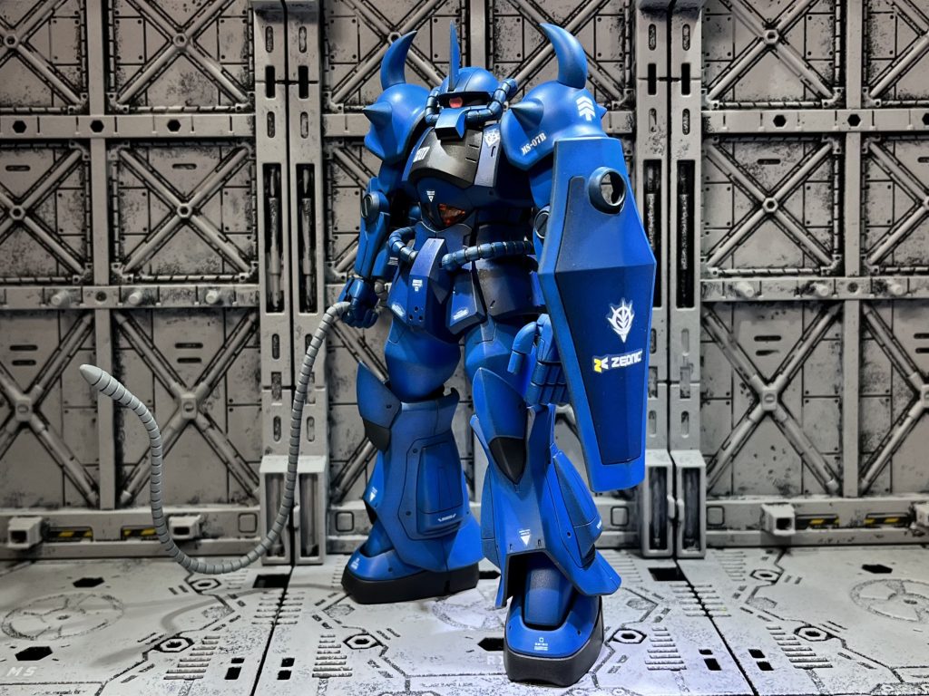 モノアイはメッキシートの上にウェーブさんのH-EYESのピンクを貼り付け。