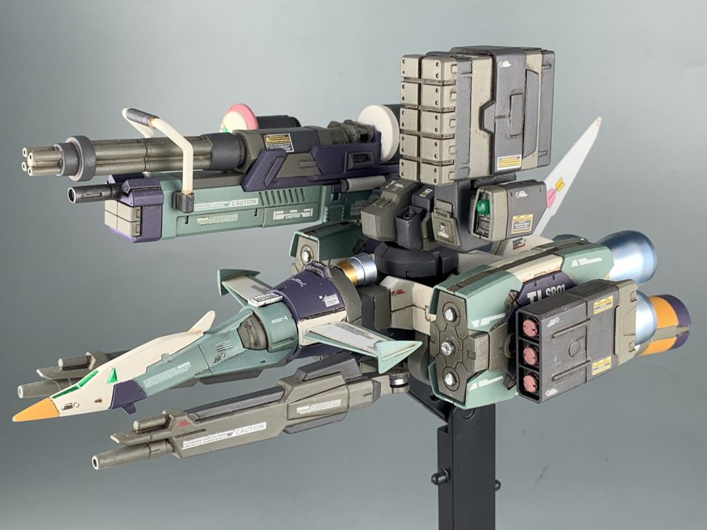 バックパック。30MMのオプションパーツセット10を元にシェキュナーやミサイルポットなどを取り付けています。機首部分はガンバレルストライカーを使っています。