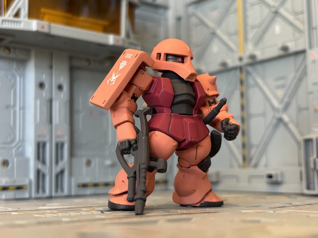 レンチンバラバラ＆ヤスりまくり＆パテ盛り＆シャアピンク×シャアレッド！っぽいデカールも貼り付けて完成！