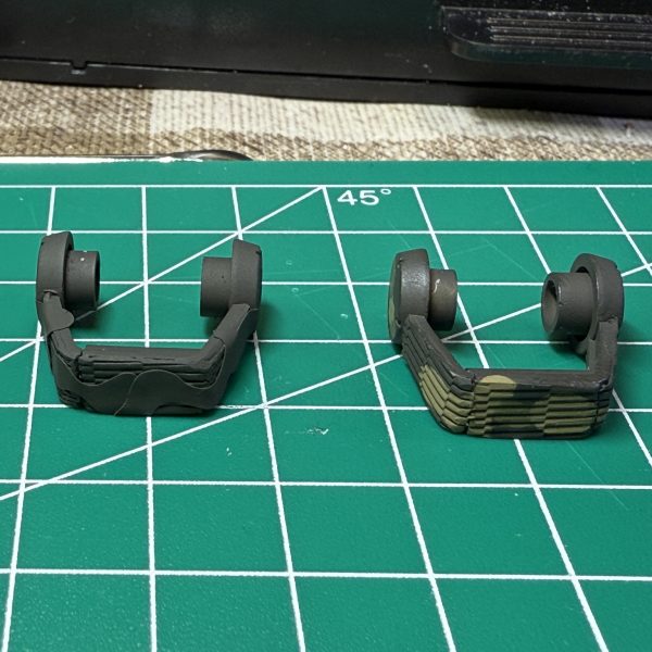 プラ板で盾を増強&nbsp;増強した物をビスで無理やり止めた感じに縦の縁にツィンメリット・コーティング3色の迷彩カラー塗り分け次はトップコート吹きます！（2枚目）