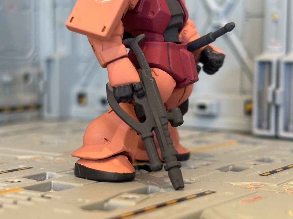 この頃のザクマシンガンは、マガジン給弾ではなく、給弾ベルト方式だったみたいで、マガジンは切除。給弾ベルトまではさすがに再現できませんでした…