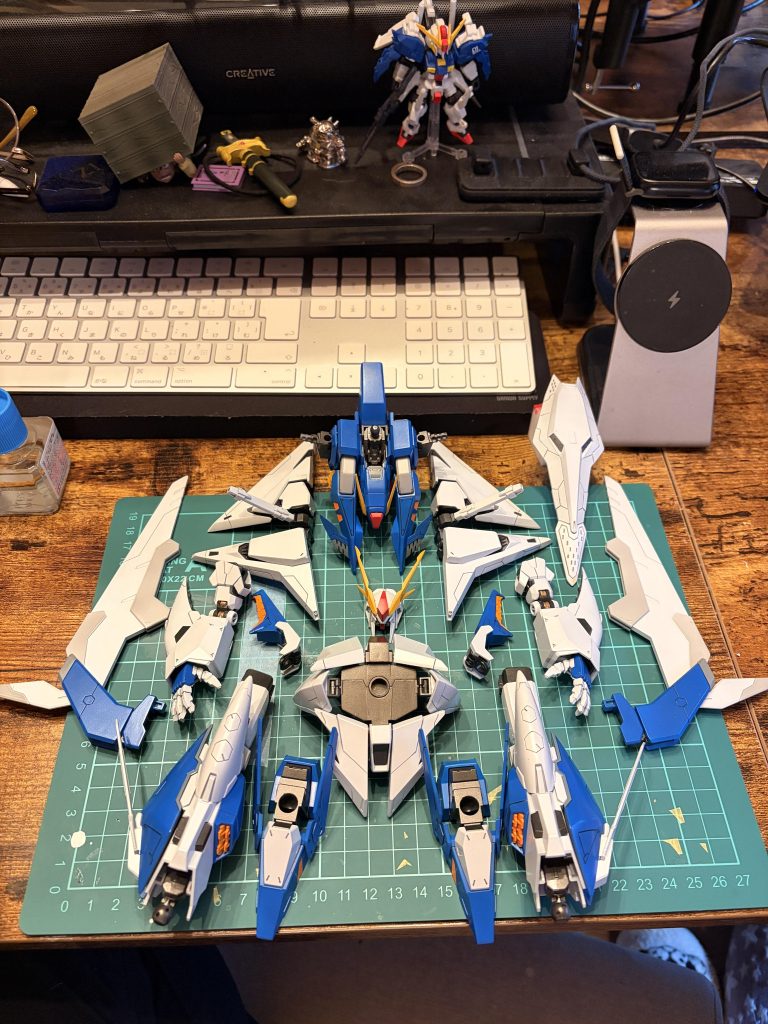 作品名：組み上げ前<p>組み上げ前のパーツを並べるのは楽しい</p>
