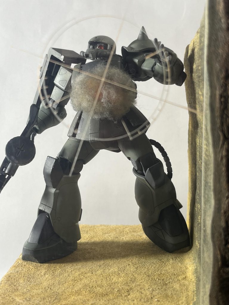 被弾しているザクはジャンクにあったスターターセットのザクをJ型に改造しました。サイトは透明プラ版にケガいて蛍光オレンジを墨入れしました。