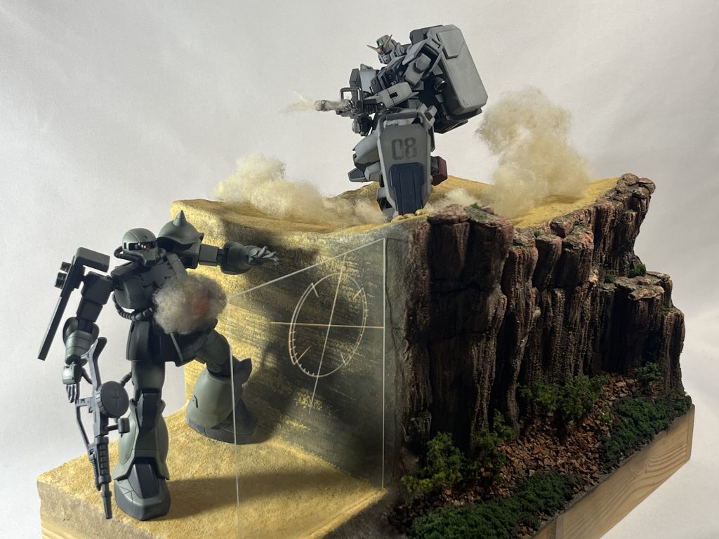 こちら二階建てのジオラマになります。手前の崖は陸戦型ガンダムのパッケージイラストの背景の崖を参考に作りました。今後パッケージイラストジオラマを連結する予定です。