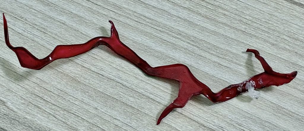 クリアプラ板をライターでアプリぽい形に整形右の方の白っぽい突起をアンテナに引っ掛け取り付けます