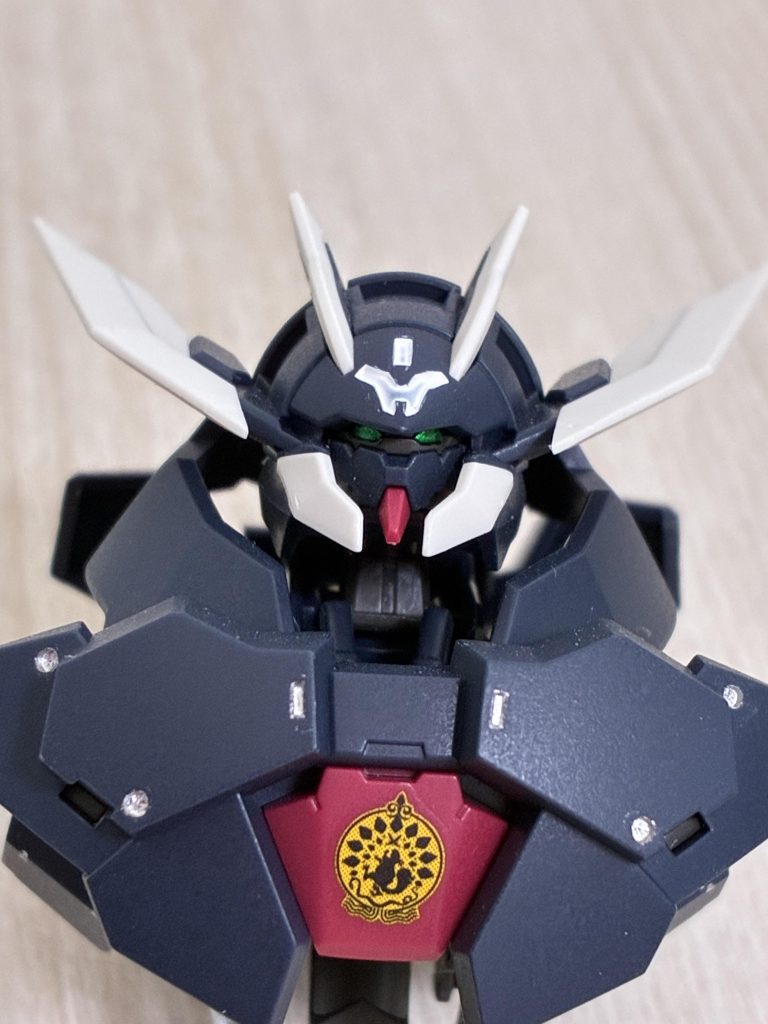 イシュー家のデカールも貼りカメラアイもシルバーの上にクリアグリーンを塗って反射でするようにしました。