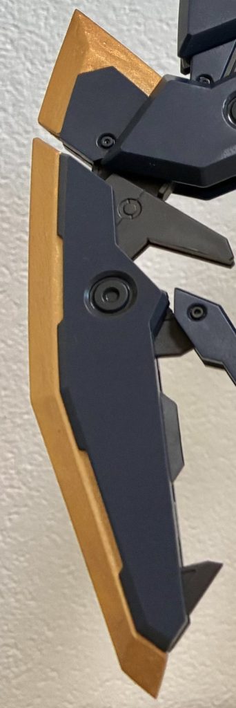 鋏の先端も丸すぎたので鋭く削りました。加えてゴールドで塗装してます