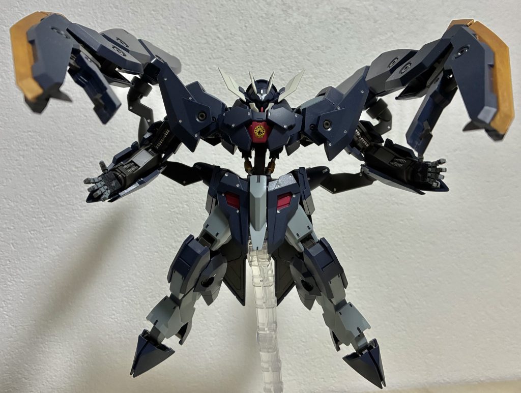 ガンダムフレームも少しアプデされてましたがやはり胴体が短く気になりかなり延長しました。全身のリベットっぽいモールドにはシルバーを配色