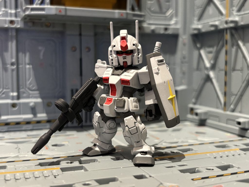 アチラの方で放映されてるパチモンガンダム…ではないのです！ちゃんとガンダムなんです、コレ！何でも、「ロールアウトカラー」というらしくて…平たく言うと、「工場出荷状態」です。ガンダムでけた時は、こんな感じで引き渡されたらしい…、知らんけど。過去にプレバンでも、1/144で販売されてたとか…、知らんけど。ただ、これ見つけた時に一目惚れしてしまいまして…是非とも我がコンバージコレクションに加えたいという事で形にしてみました！