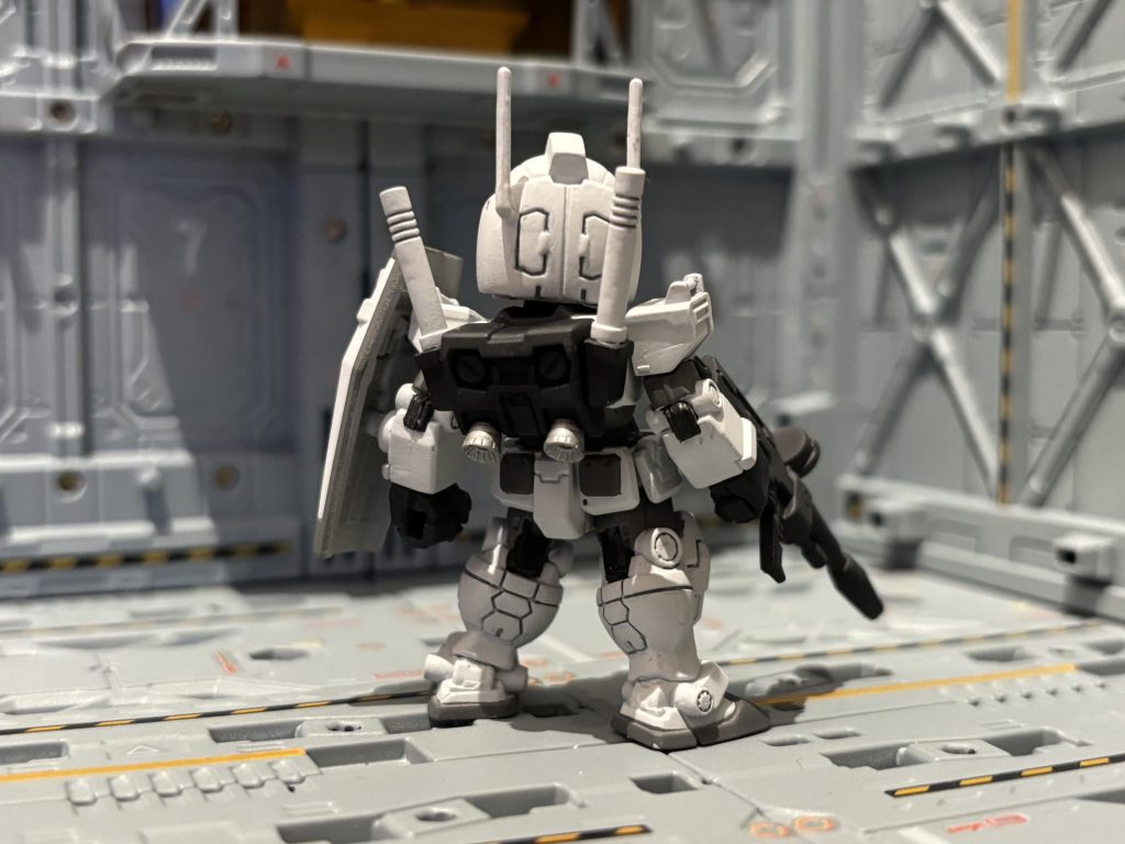 困ったなと思いつつ、他の御仁の作品見てると、敢えて濃いグレー使ってる御仁がいらっしゃって、全体がシャープに見えて、どエライカッコよかった！！「これ採用！！」ってことで、気を取り直して、今度はMSホワイト×ニュートラルグレイでトライ！！今に至っております。