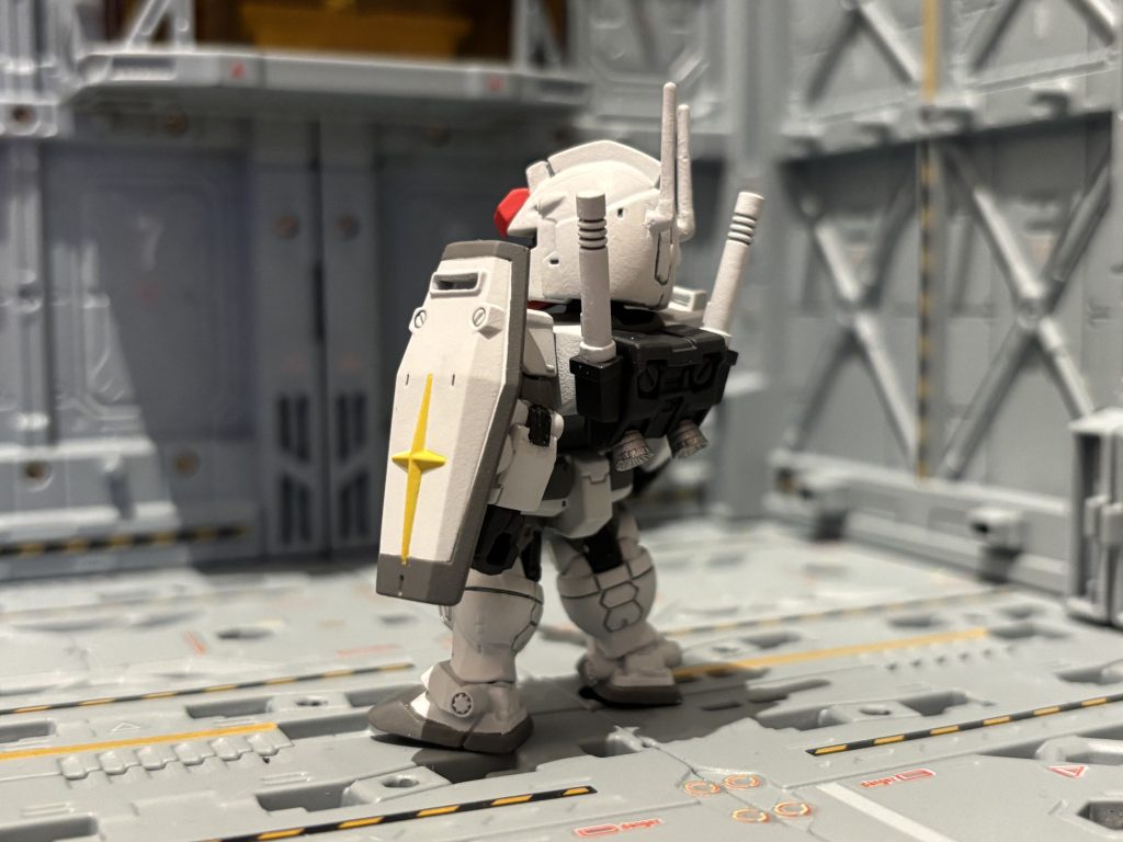 ホンモノ（プレバンver）は、ホワイト×うっっっすいグレーなんで、それを真似てガイアのEXホワイト×クレオスのライトグレーでチャレンジしたのですが、まぁーグレーがのらないのらない。全く色が出ない笑　途中で嫌になって、シンナー地獄に叩き込んで脱色！&nbsp;&nbsp;