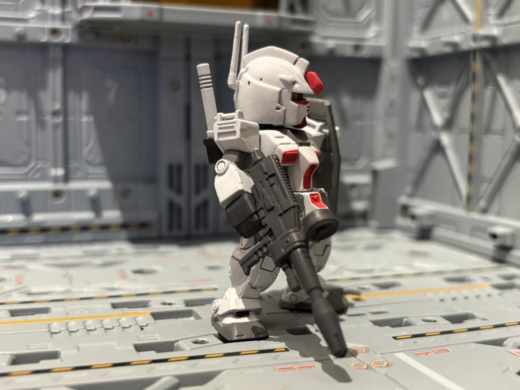 後頭部のアンテナ、コレええでしょ！？頑張ったのよ、コレ。でも、その前に赤の話させて！赤、ホンマ発色悪いわー。これも最初全然色出えへんかった。でも、世の中には赤を上手い具合に発色させとる人なんか山ほどおるわけで…どないにしてやりやるかなと色々調べてみたら、「砂吹き」をしてさらに上から普通に吹くとキレーーに乗ると言う人おって。やってみたら、ビックリするくらいキレーーに乗るのよ、コレが！？まぁ、ガンプラ界隈では当たり前なんかも知らんけど、エアブラシ歴半年の私はビックリした！勉強なったわー。