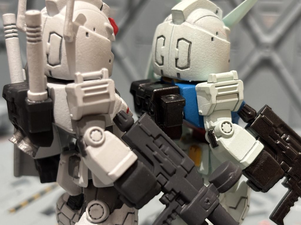 まあ、塗装の話はこんなもんにして。今回はただ塗るだけやなくて、あちこちいじってみたのよ。まず、肩ね。右がオリジナルで左がいじった後。オリジナルではバーの表現がオミットされてるけど、真鍮線を使って表現してみました。オリジナルの状態にデザインナイフ入れる時はドキドキしたわ。