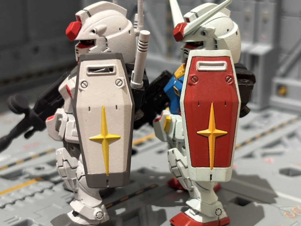 コンバージの78の盾って、絶対覗き穴閉まってるんよ。過去何回も発売されてるのに、ぜーーんぶ閉まってるのよ！コレいつも気に入らんかってね。どうせやから今回穴開けたろ思うて。ここも心臓バクバクでデザインナイフいれたりました。ちょっと、また塗装の話に戻るけど、この盾の十字の黄色！コレも発色わるかったんやけど、同じ「砂吹き」でいけたから、砂吹きマジでスゴイなと思ったです。