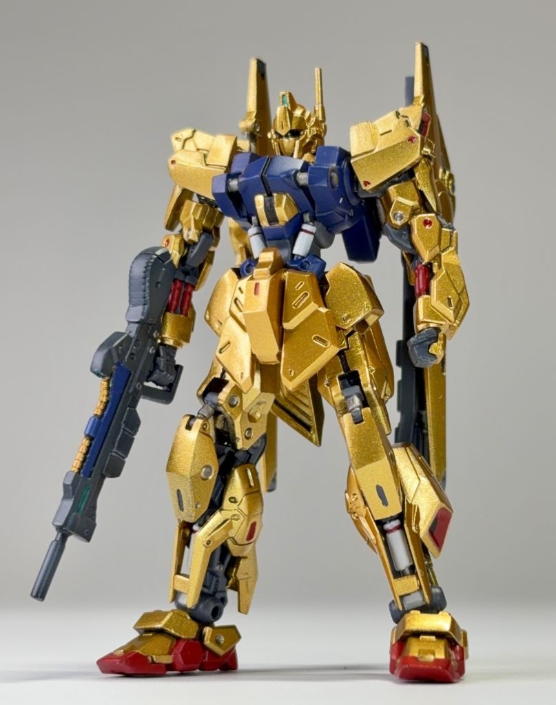 塗装は、金色などの面積の広い部分はラッカー塗料をエアブラシで、細かい部分は筆塗りで塗り分けました。