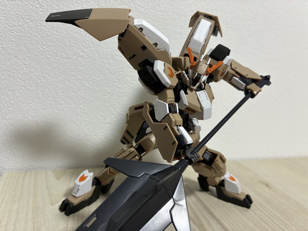 腰が捩れるようにしてるのでメイス叩きつけも可能。