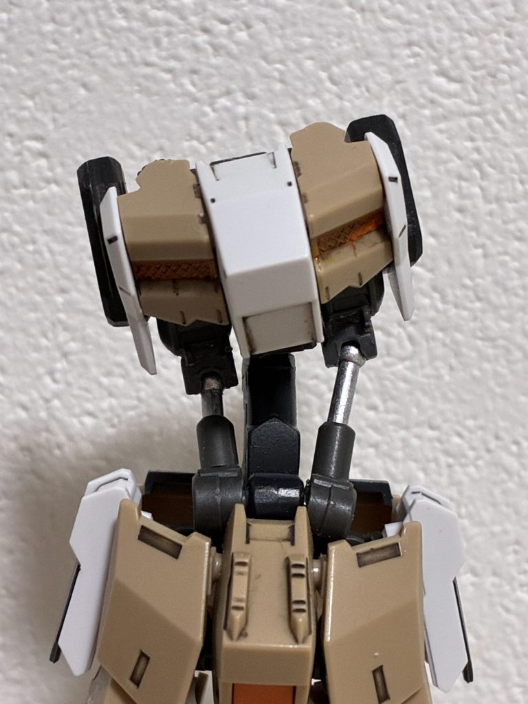 MGやMGSDのガンダムフレームの腰の構造を真似てジャンクと元のガンダムフレームを使って作りました。腰を捻ること出来ます。