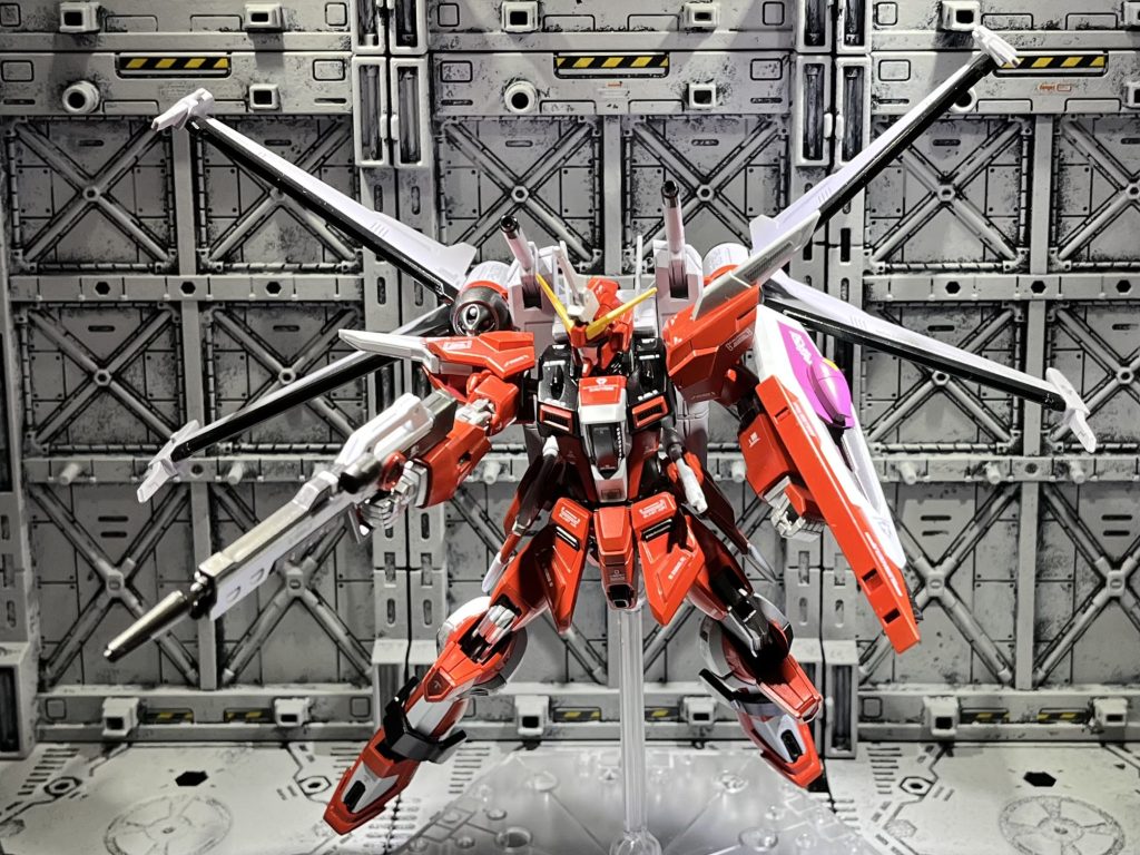 本体色は下地にシルバーを吹いた上にシャインレッド。白い部分はキャンディホワイト。フォランテス本体は明灰白色にパープルを少々混ぜた色。トップコートは半光沢で仕上げました。