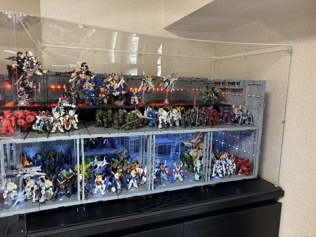 実際並べ始めてみたら、2階建部分の奥が見えにくい！要するに、身長170.0センチメートルのガンダムおじ３（ホントは、169.9な。ここはどうしてもサバ読みたいんよ。169と170はぜんっぜんちゃうから！）の目線高さと同じところに2階の床があるから、奥の方見にくいんよね。ってことで、第6期の途中から、第7期山田化学バンザイ計画（2.5階）も発動！&nbsp;