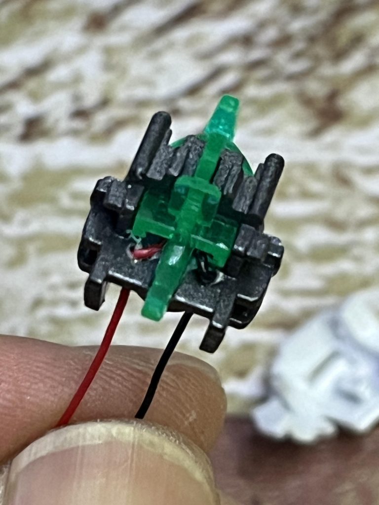 頭部LED化の制作過程です。配線を通すための隙間や、LEDを設置できるスペースがもともと確保されていたため、スムーズに組み込むことができました。大きく削ったりする必要もなく、比較的シンプルな加工で実装できたのはラッキーだったと思います。そのおかげで、見た目を崩さずに発光化できています。発光改造としてはハードルが低く、挑戦しやすい内容になりました。