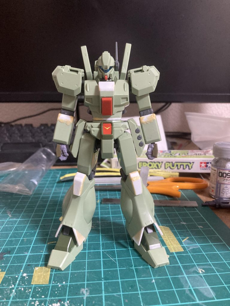 改修箇所は以下の通りです胴体で1ミリ延長、足の裾をプラ板で形状変更、ヒザをプラ板で形状変更、腕部をプラ板＆削り込みで形状変更、コックピットハッチの上にプラ板を追加肩の取り付け位置変更、ハンドパーツの変更以上です。ご閲覧頂きありがとうございました。