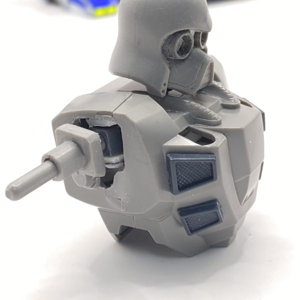 可動範囲拡大の為関節改装中。肩関節はポリキャップを仕込胸張り、銃の構えが出来るように。肩幅も広がり過ぎなので根元削ったり肩アーマーのいらんとこ削ぎ落としてスリムアップ⤴️手首のポリキャップ露出パーツは余ってた別ポリキャップをプラ板で囲い込み制作。腰と胴体接続部もボールデンアームズに置き換えて前かがみ、後ろそりができるように^ ^次は脚部に取り掛かりまーす♪( ´θ｀)ノ（5枚目）