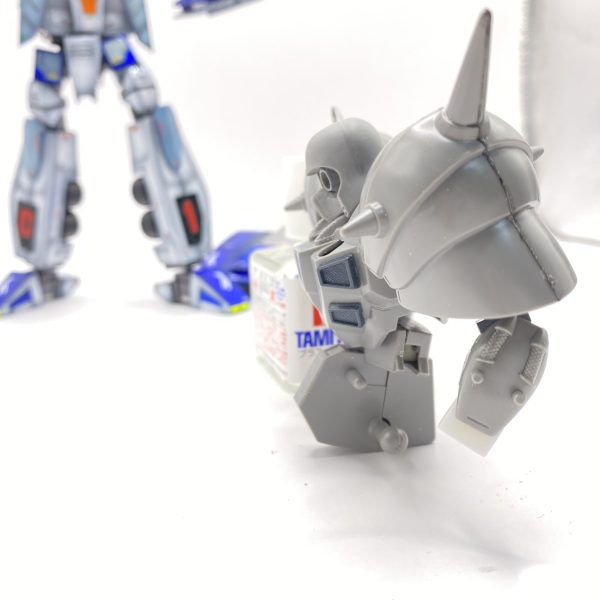 可動範囲拡大の為関節改装中。肩関節はポリキャップを仕込胸張り、銃の構えが出来るように。肩幅も広がり過ぎなので根元削ったり肩アーマーのいらんとこ削ぎ落としてスリムアップ⤴️手首のポリキャップ露出パーツは余ってた別ポリキャップをプラ板で囲い込み制作。腰と胴体接続部もボールデンアームズに置き換えて前かがみ、後ろそりができるように^ ^次は脚部に取り掛かりまーす♪( ´θ｀)ノ（6枚目）