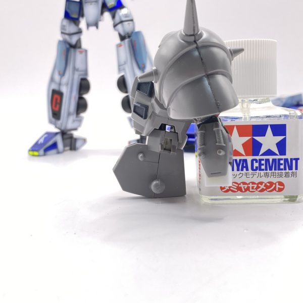 可動範囲拡大の為関節改装中。肩関節はポリキャップを仕込胸張り、銃の構えが出来るように。肩幅も広がり過ぎなので根元削ったり肩アーマーのいらんとこ削ぎ落としてスリムアップ⤴️手首のポリキャップ露出パーツは余ってた別ポリキャップをプラ板で囲い込み制作。腰と胴体接続部もボールデンアームズに置き換えて前かがみ、後ろそりができるように^ ^次は脚部に取り掛かりまーす♪( ´θ｀)ノ（7枚目）