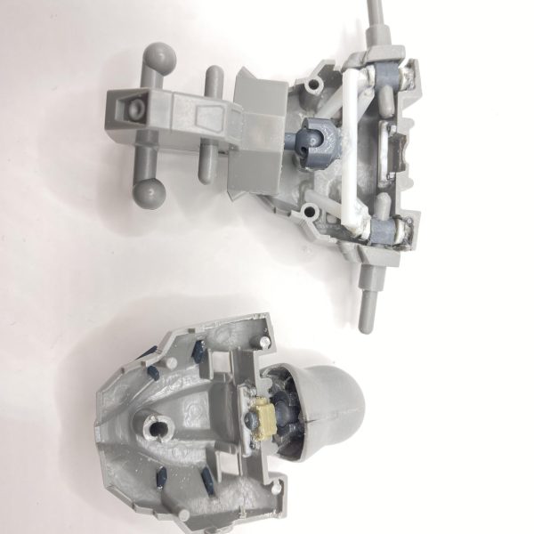 可動範囲拡大の為関節改装中。肩関節はポリキャップを仕込胸張り、銃の構えが出来るように。肩幅も広がり過ぎなので根元削ったり肩アーマーのいらんとこ削ぎ落としてスリムアップ⤴️手首のポリキャップ露出パーツは余ってた別ポリキャップをプラ板で囲い込み制作。腰と胴体接続部もボールデンアームズに置き換えて前かがみ、後ろそりができるように^ ^次は脚部に取り掛かりまーす♪( ´θ｀)ノ（2枚目）