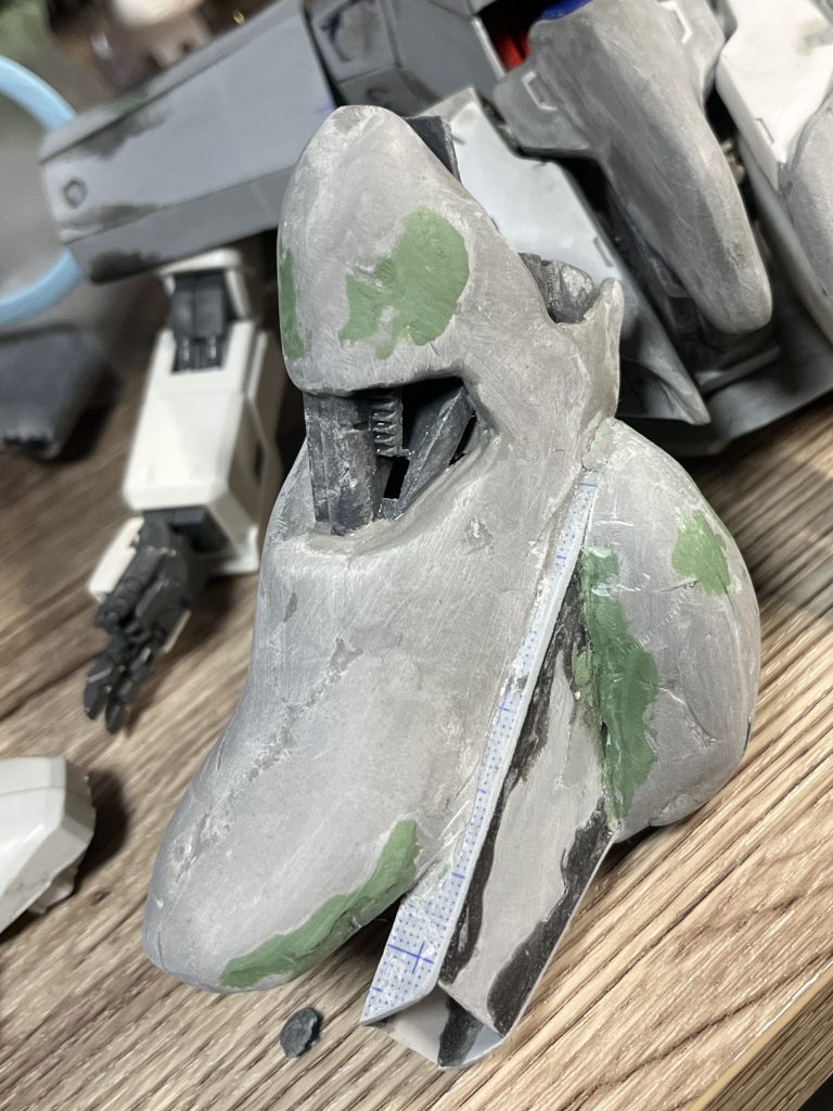 足はほぼパテの塊です。