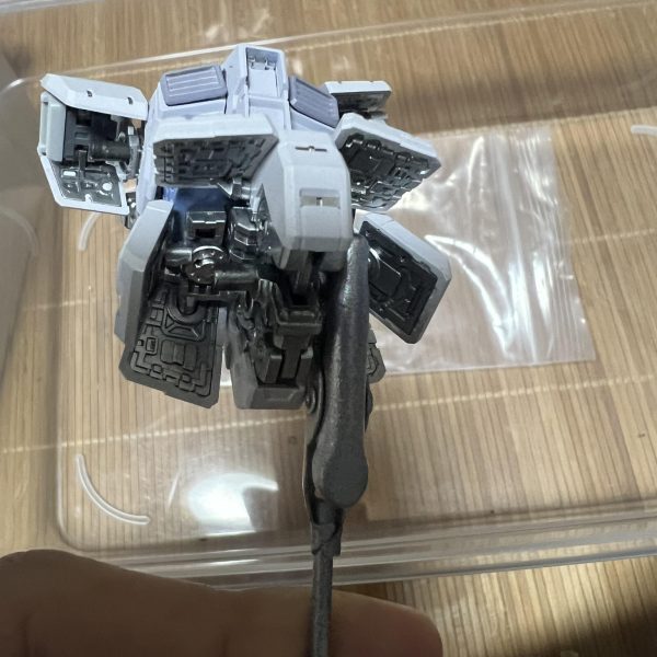 オリジナルの色をG-3の色に塗り替えました。ボディーの白色に紫色が入っています。淡い感じの赤色が見える紫色仕上げです。オシャレです✨フレームはシルバーにしてみました。これは5個目になります。フレームは1色で重ね塗りでない限り外装がハマります。隠蔽力が強い金色もある事に最近知りました。肩部の上部の塗装は前塗ってハマらなくなったので塗装していせん。何個も作っても飽きないキットです。これ完成したらレッドフレームに挑戦したいと思います。（2枚目）