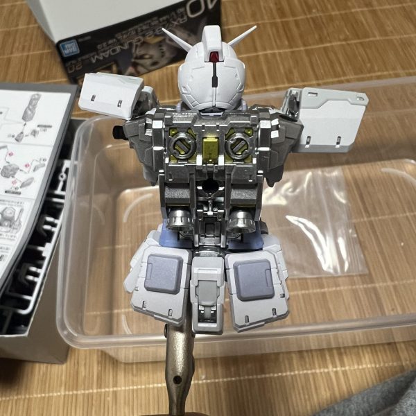 オリジナルの色をG-3の色に塗り替えました。ボディーの白色に紫色が入っています。淡い感じの赤色が見える紫色仕上げです。オシャレです✨フレームはシルバーにしてみました。これは5個目になります。フレームは1色で重ね塗りでない限り外装がハマります。隠蔽力が強い金色もある事に最近知りました。肩部の上部の塗装は前塗ってハマらなくなったので塗装していせん。何個も作っても飽きないキットです。これ完成したらレッドフレームに挑戦したいと思います。（3枚目）